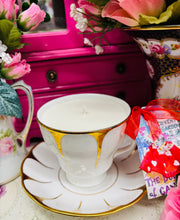 Load image into Gallery viewer, Elegant Gold &amp; White Daisy Tea cup Soy Scented candle
